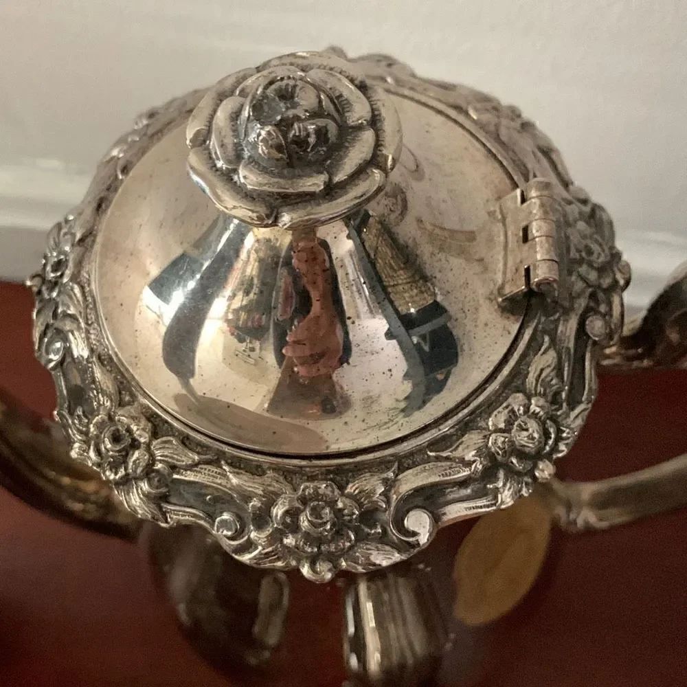 Silver coffee and tea pots with creamer dish - Picture 4 of 7
